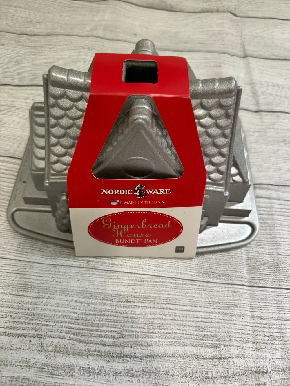 Nordic Ware NWT Gingerbread House Bundt Pan